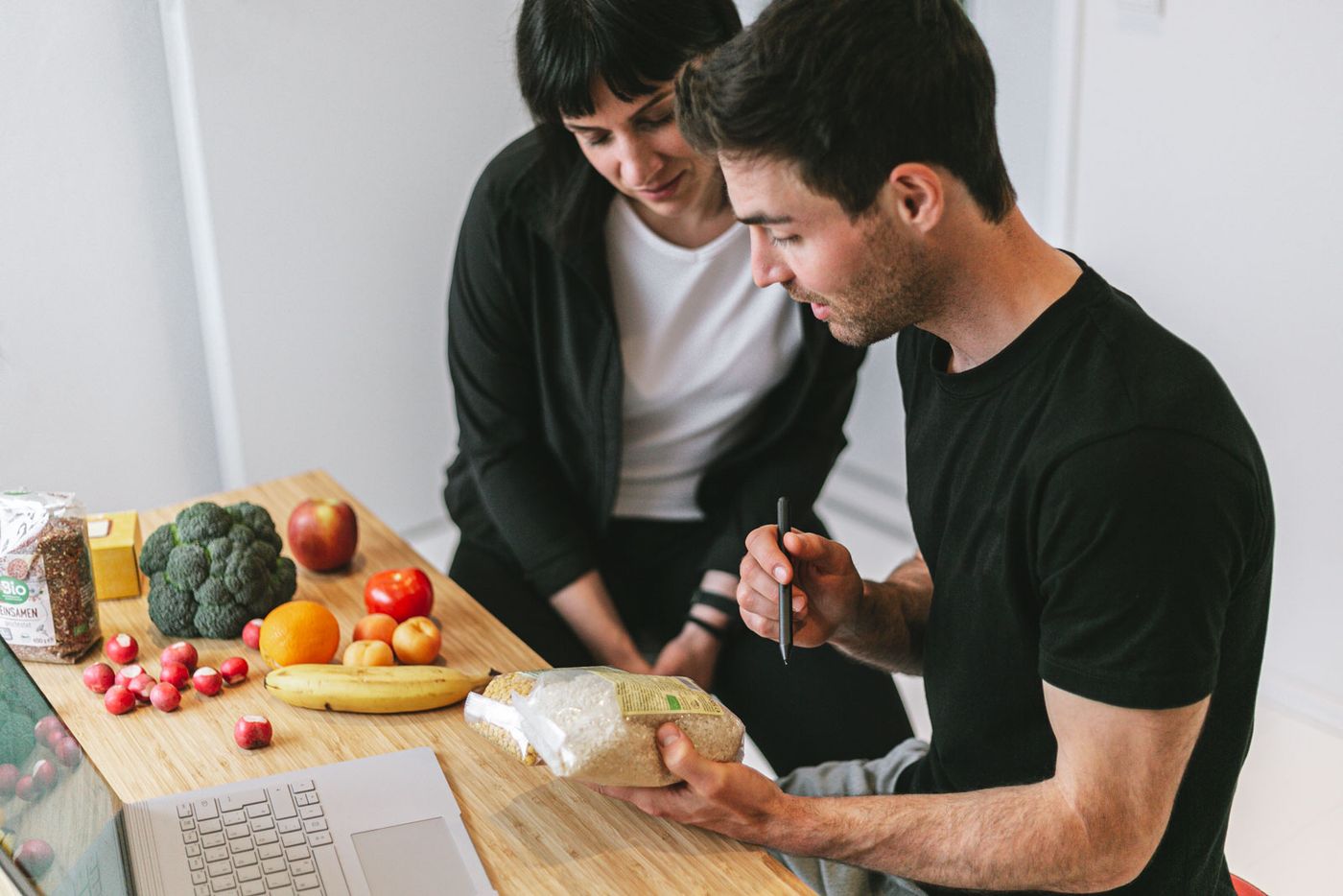 Ernährungstraining am Tisch mit frischem Gemüse und Obst